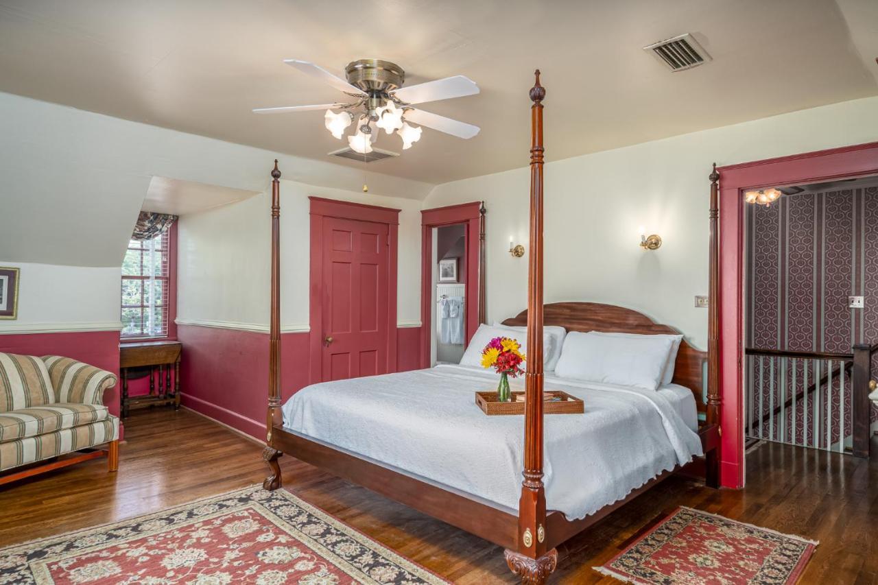 ซีดาร์ ออฟ วิลเลียมส์เบิร์ก เบด แอนด์ เบรคฟาสต์ Bed & Breakfast ภายนอก รูปภาพ
