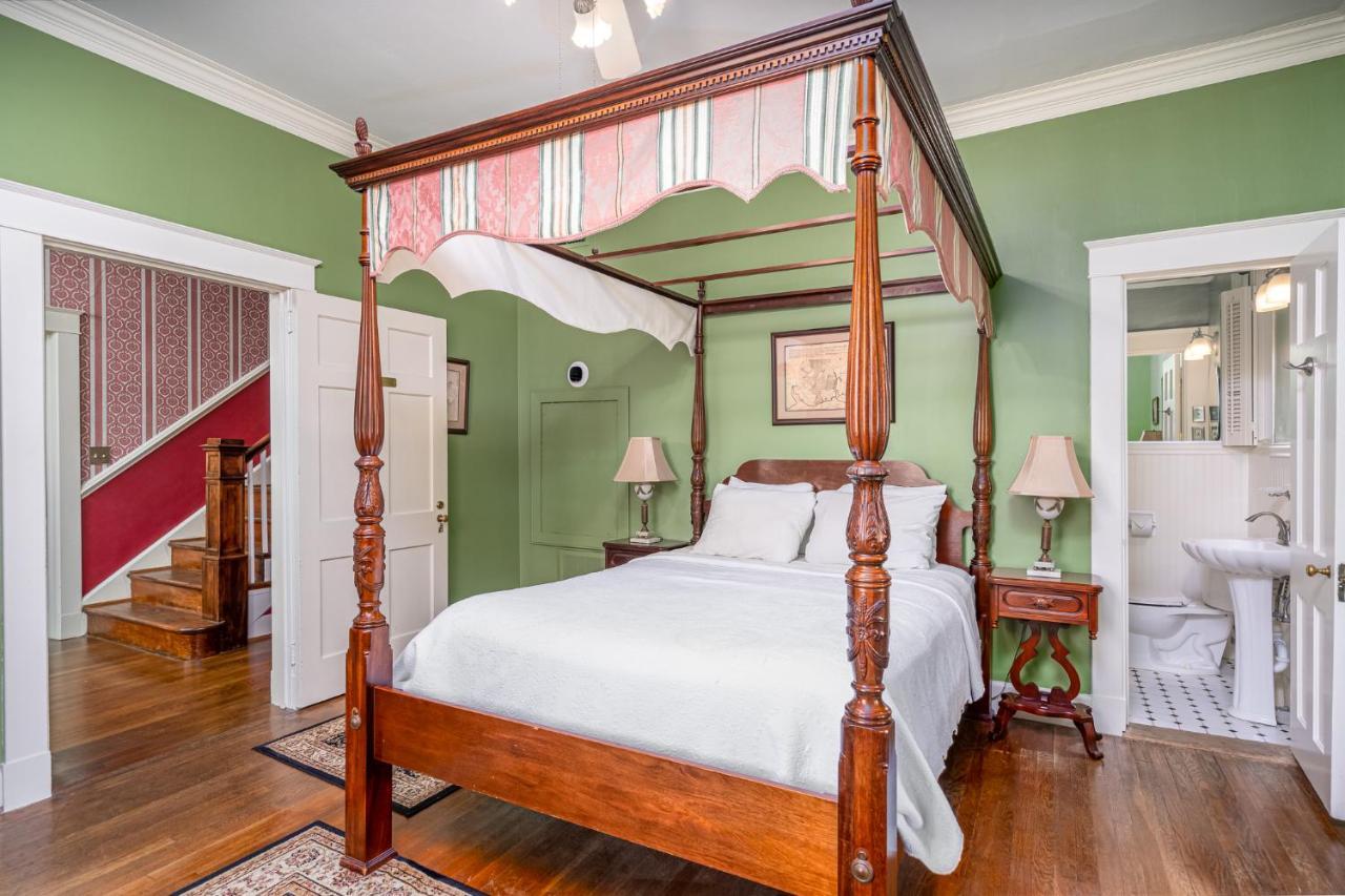 ซีดาร์ ออฟ วิลเลียมส์เบิร์ก เบด แอนด์ เบรคฟาสต์ Bed & Breakfast ภายนอก รูปภาพ