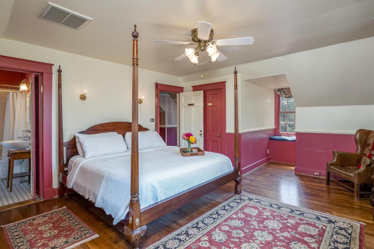 ซีดาร์ ออฟ วิลเลียมส์เบิร์ก เบด แอนด์ เบรคฟาสต์ Bed & Breakfast ภายนอก รูปภาพ